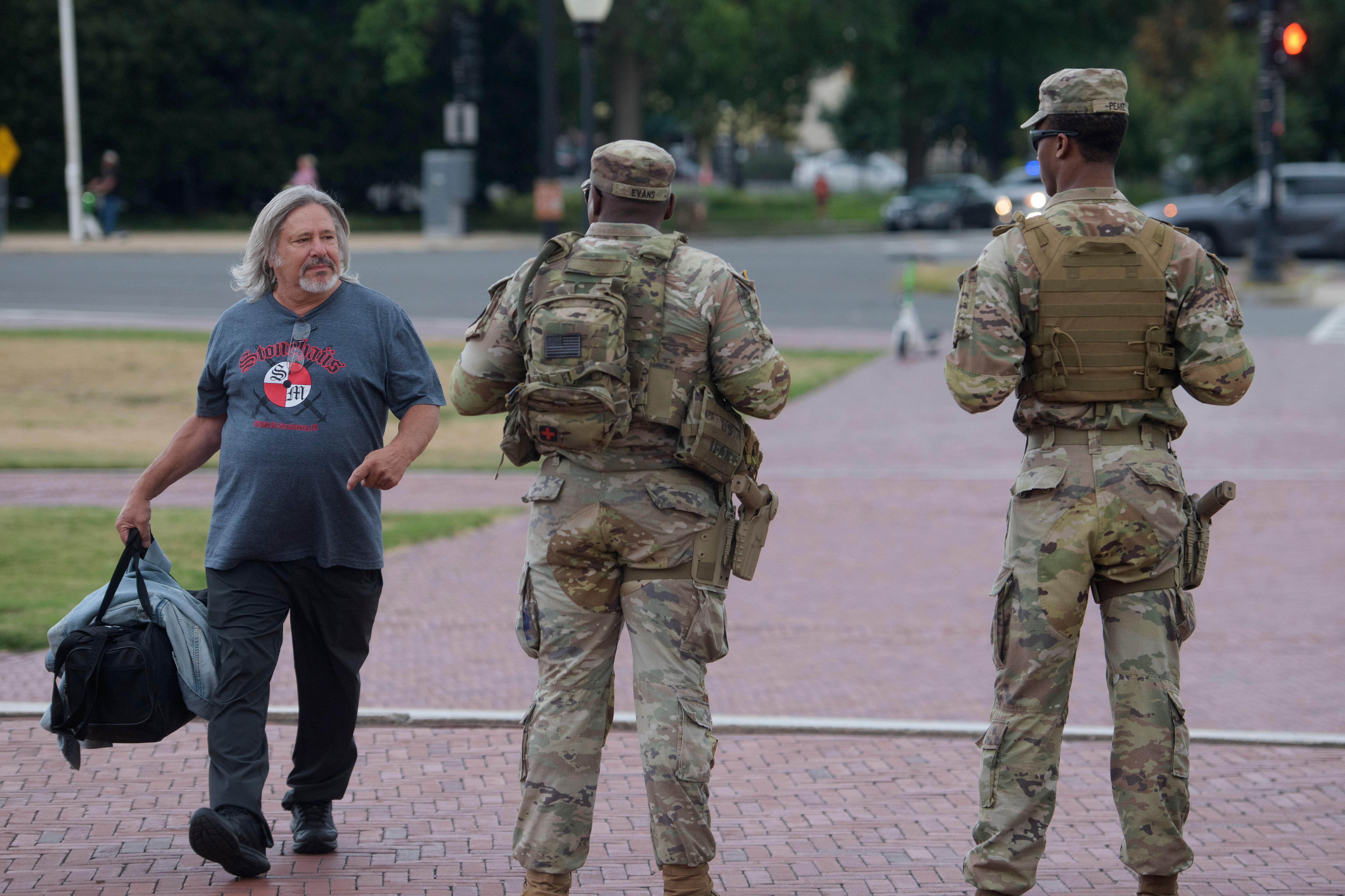 Členovia Národnej gardy v uliciach amerických miest